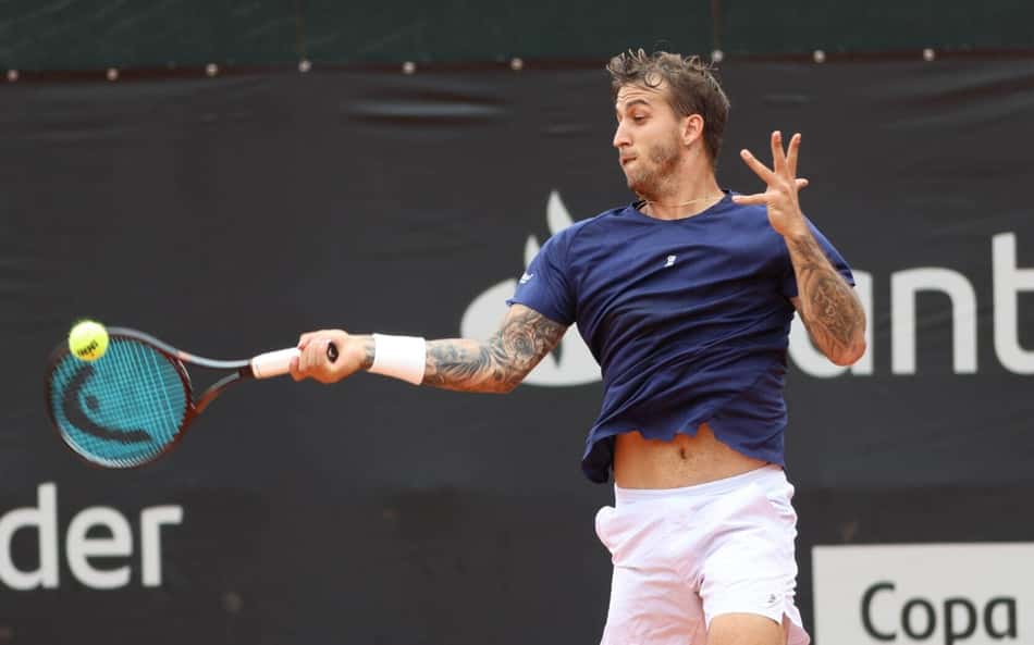 Felipe Meligeni jogando tênis