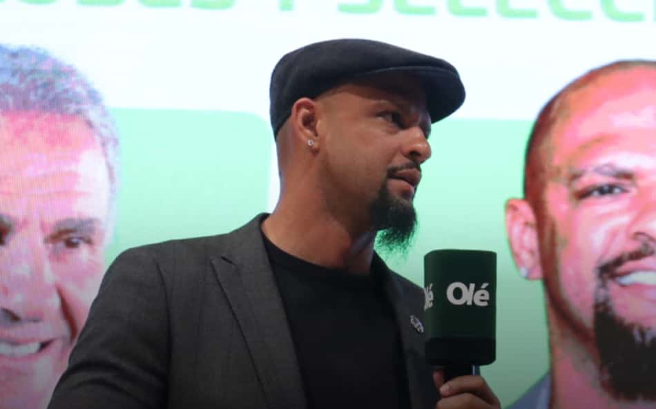 Felipe Melo de boina com microfone na mão