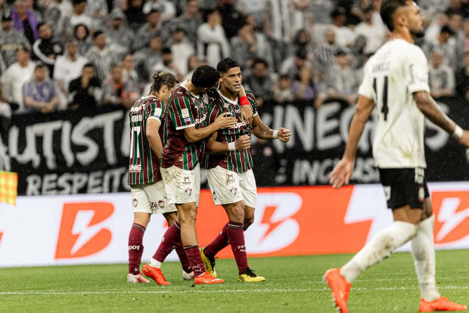 Hulk sendo abraçado por colegas de Fluminense