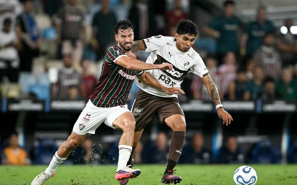 Jogadores de Fluminense e Platense em disputa de bola