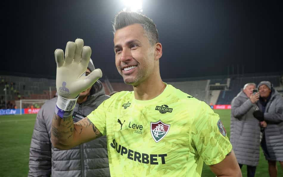 Fábio com o prêmio de melhor em campo na partida contra o Rivadavia