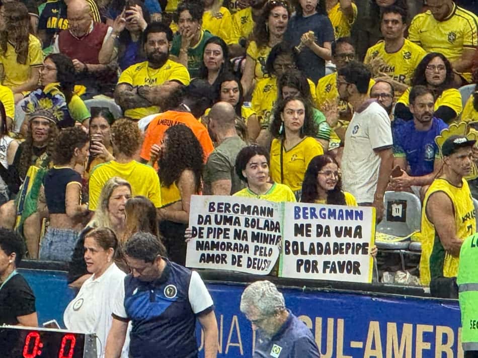 Fãs com cartazes para as jogadoras do Brasil (Foto: Andressa Simões/Lance!)