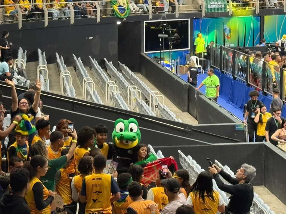 Fãs do Brasil em fila para tirar foto com Zecaré, mascote da Seleção (Foto: Andressa Simões/Lance!)