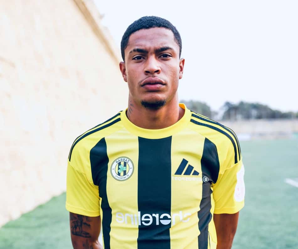 Favela com a camisa do novo clube