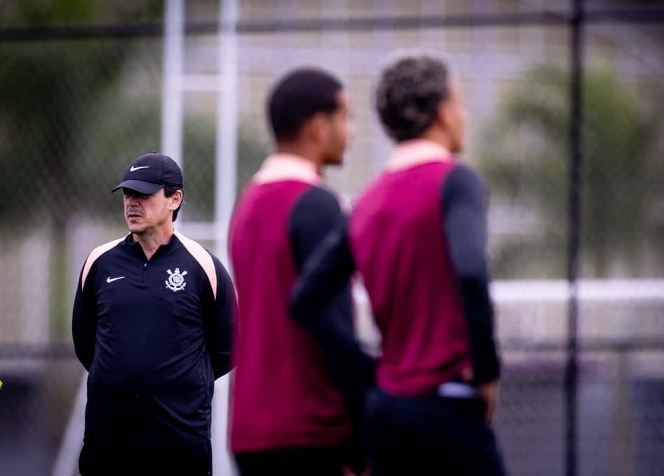 Fernando Diniz durante treinamento no Corinthians