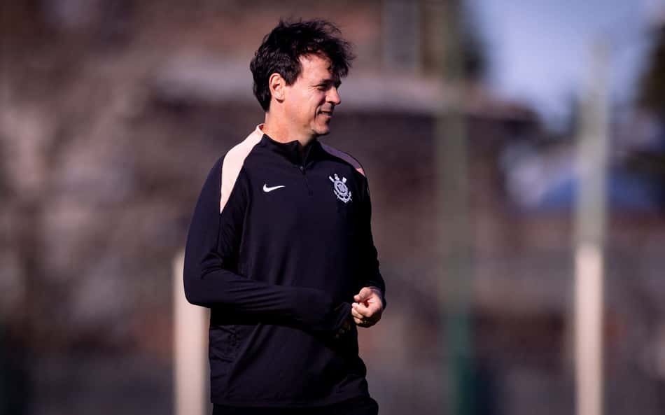 Técnico Fernando Diniz durante treino do Corinthians