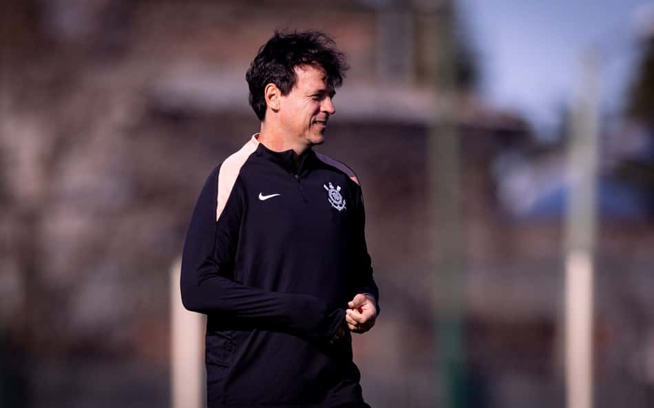 Técnico Fernando Diniz durante treino do Corinthians