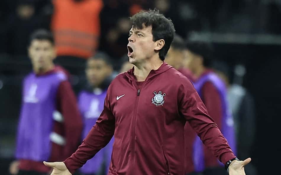 Fernando Diniz durante a partida entre Corinthians x Estudiantes