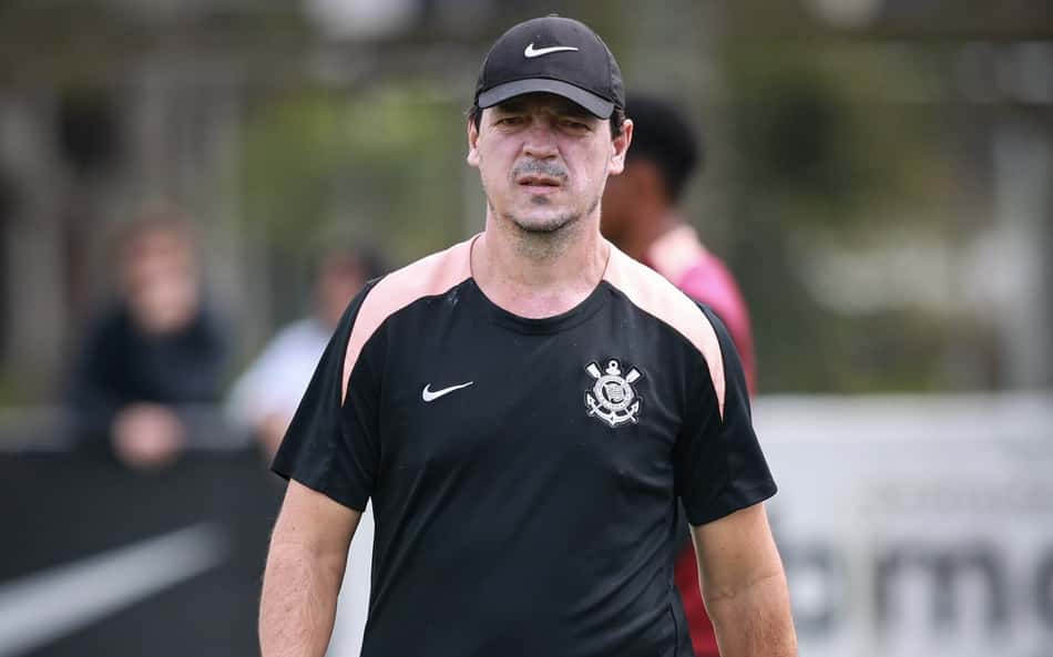 Técnico Fernando Diniz durante treino do Corinthians