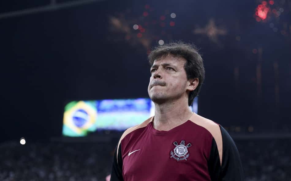 Diniz se posiciona sobre atrasos no Corinthians após derrota