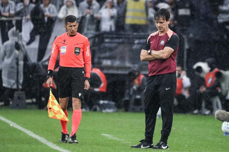 Fernando Diniz durante o confronto entre Corinthians e Fluminense (Foto: Marina Uezima/Brazil Photo Press/Folhapress)