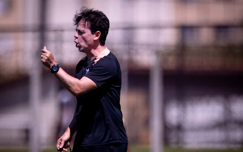 Técnico Fernando Diniz durante treino do Corinthians