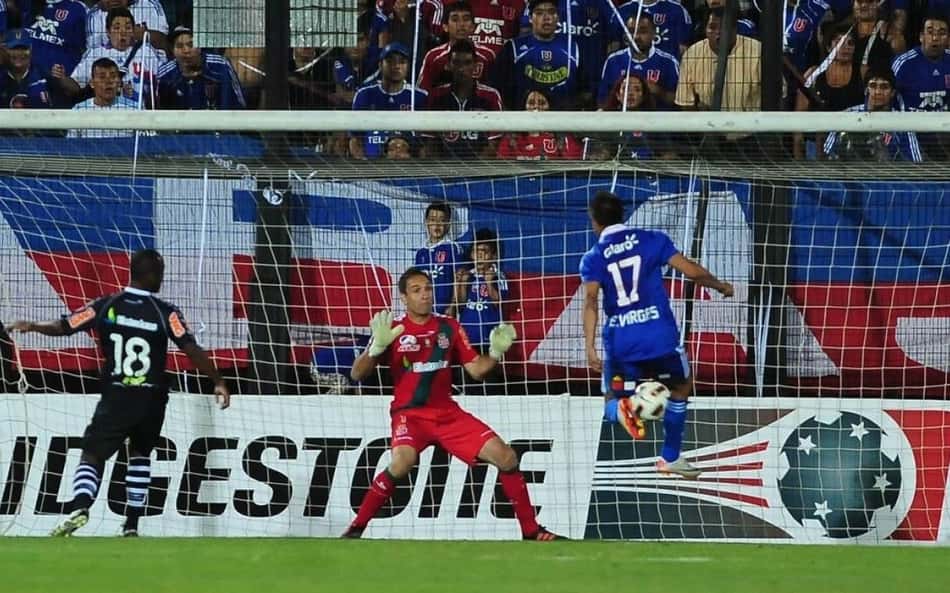 Vargas recebe cruzamento livre e marca o segundo gol do Universidad de Chile, selando a vitória.