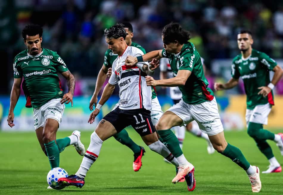 Ferreira é cercado por Evangelista e Giay no duelo entre São Paulo e Palmeiras pelo Brasileirão