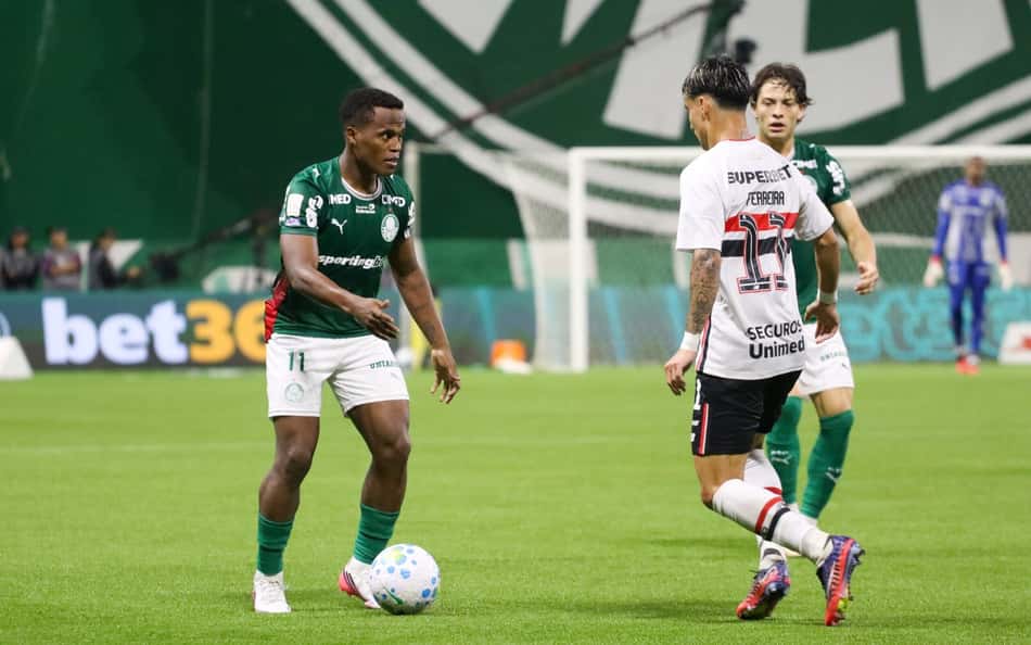 Ferreira em ação durante Palmeiras e São Paulo, pelo Campeonato Brasileiro