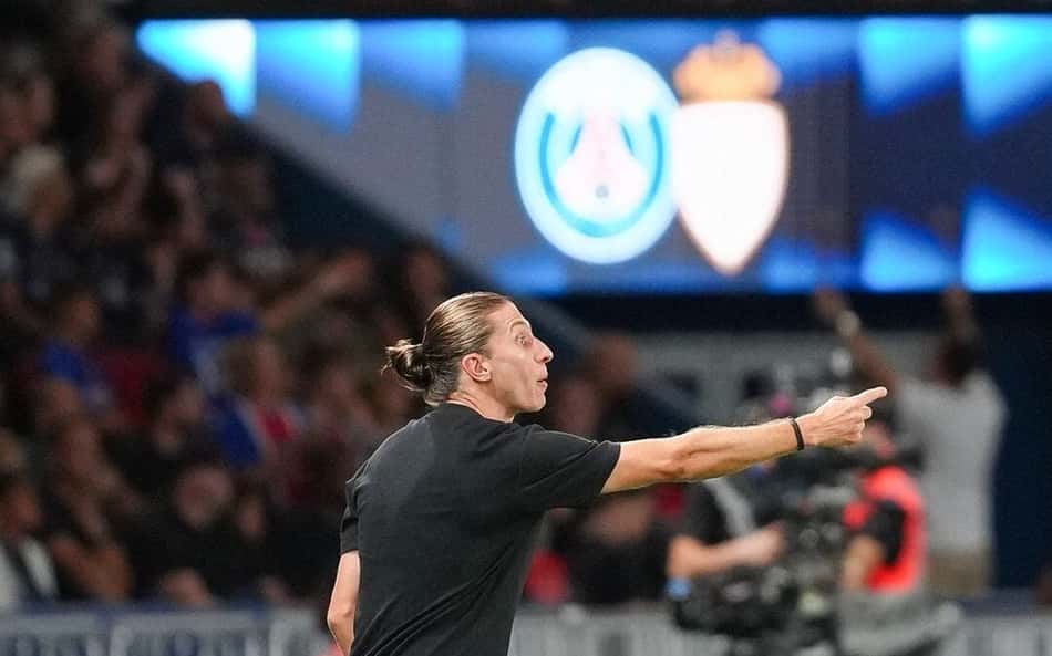 Filipe Luís comandando o Monaco no duelo contra o PSG