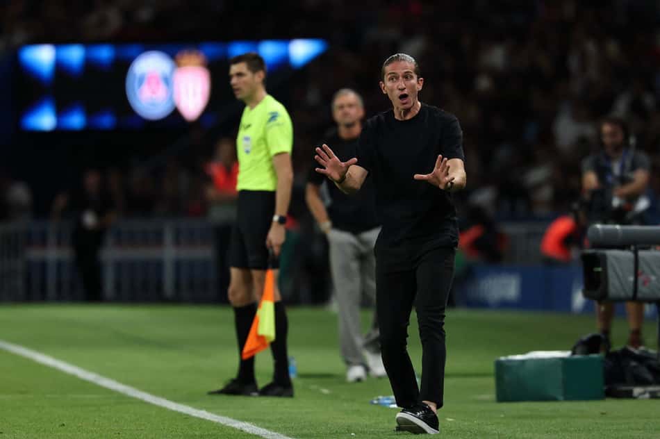 Filipe Luís orienta jogadores do Monaco na vitória sobre o PSG, na Ligue 1