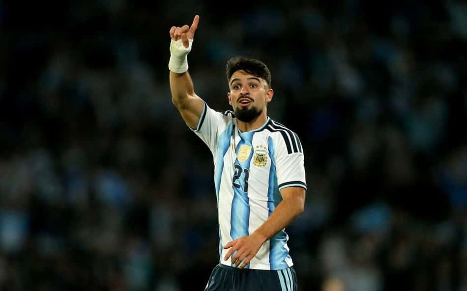 Flaco López comemorando primeiro gol marcado com a camisa da Argentina