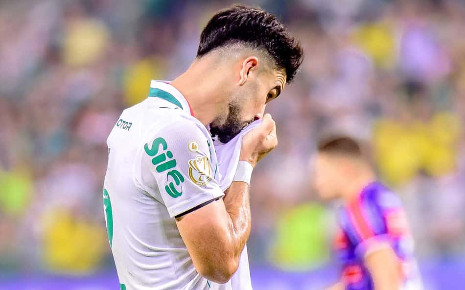 Flaco López beija escudo do Palmeiras após gol contra o Fortaleza no jogo de volta da Copa do Brasil