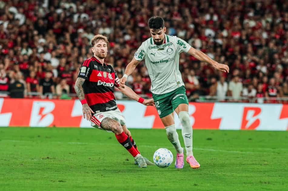 Flaco López conduz o Palmeiras ao ataque em jogo contra o Flamengo no Brasileirão