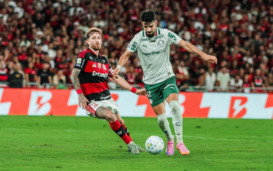 Flaco López conduz o Palmeiras ao ataque em jogo contra o Flamengo no Brasileirão