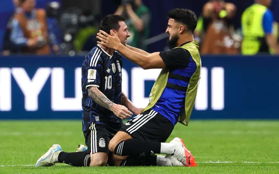 Flaco Lopez, do Palmeiras, e Messi se abraçam de joelhos em comemoração a classificação da Argentina para a final da Copa do Mundo 2026
