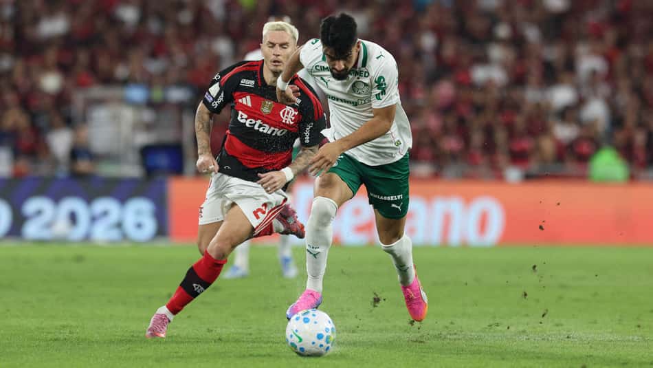 Flaco López recebe a marcação de Varela na vitória do Palmeiras sobre o Flamengo