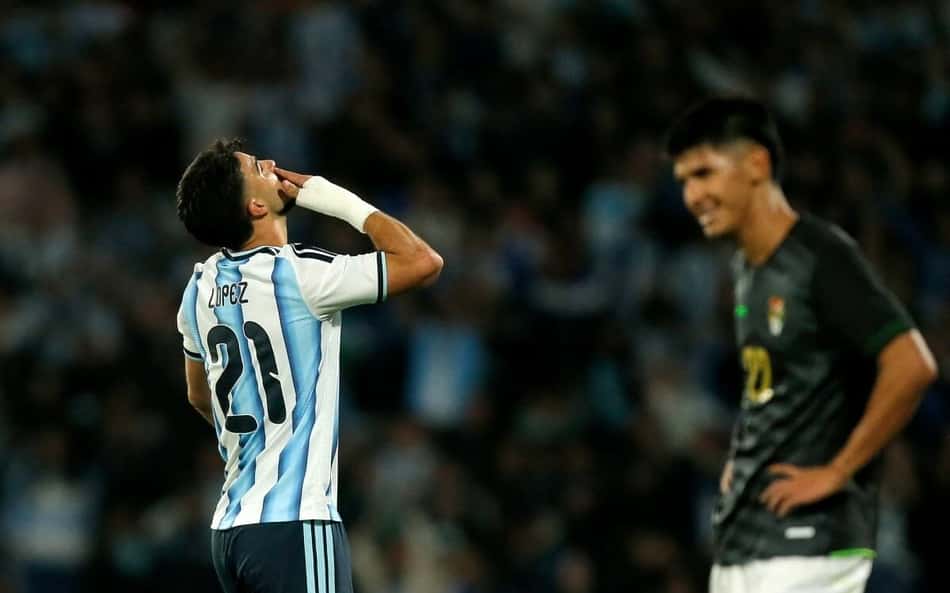 Flaco López comemorando primeiro gol marcado com a camisa da Argentina