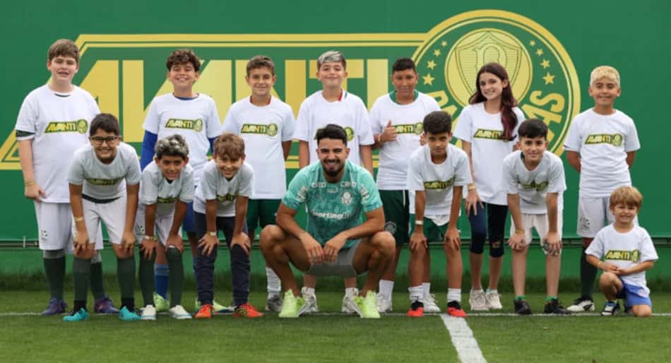 Flaco com crianças na Academia de Futebol