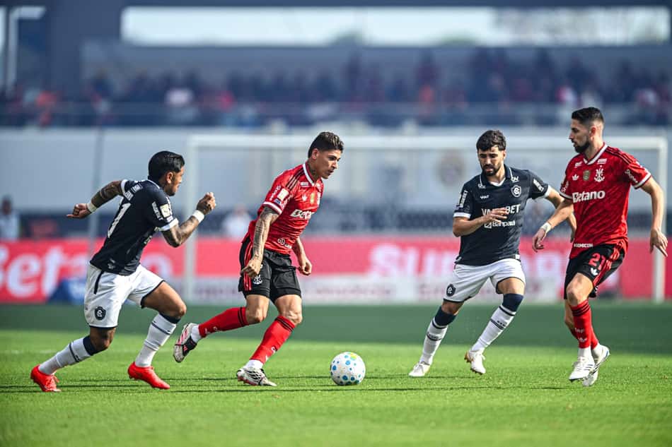 Flamengo e Remo se enfrentando no Mangueirão