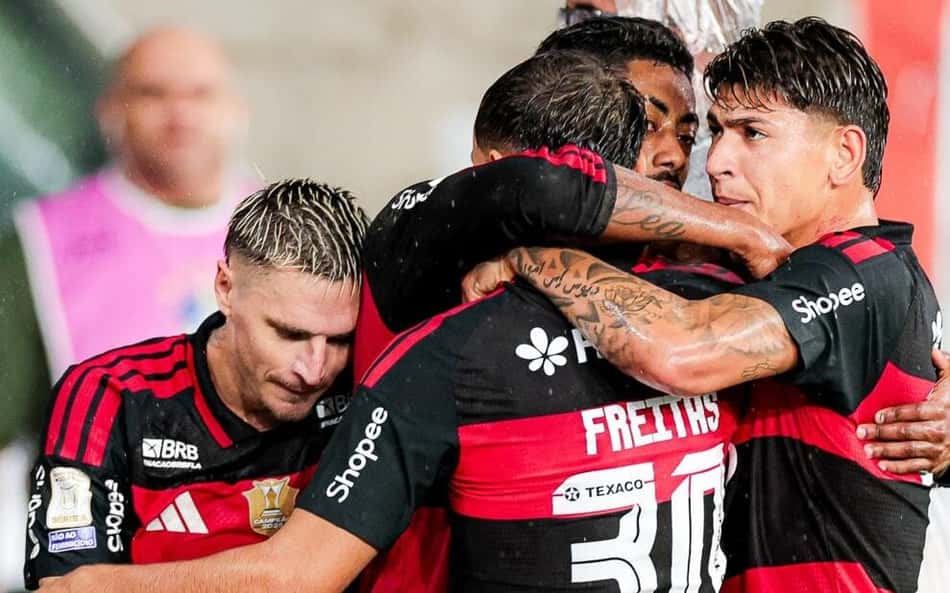 Jogadores do Flamengo abraçados