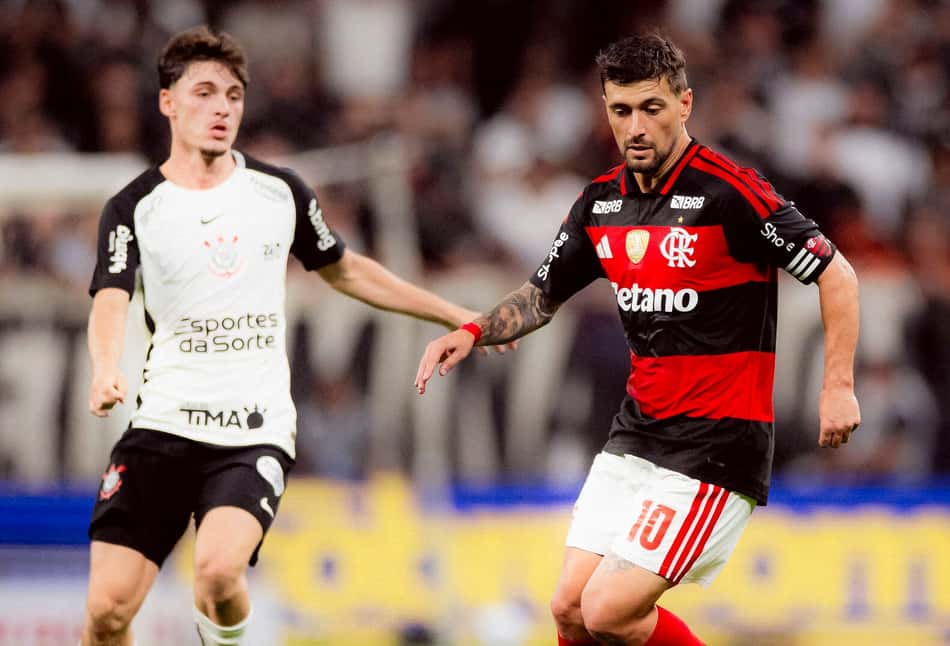 Bidon e Arrascaeta durante partida