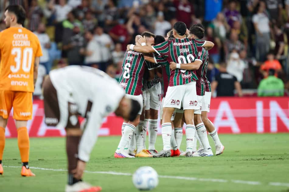 Time do Fluminense comemora gol contra o Platense