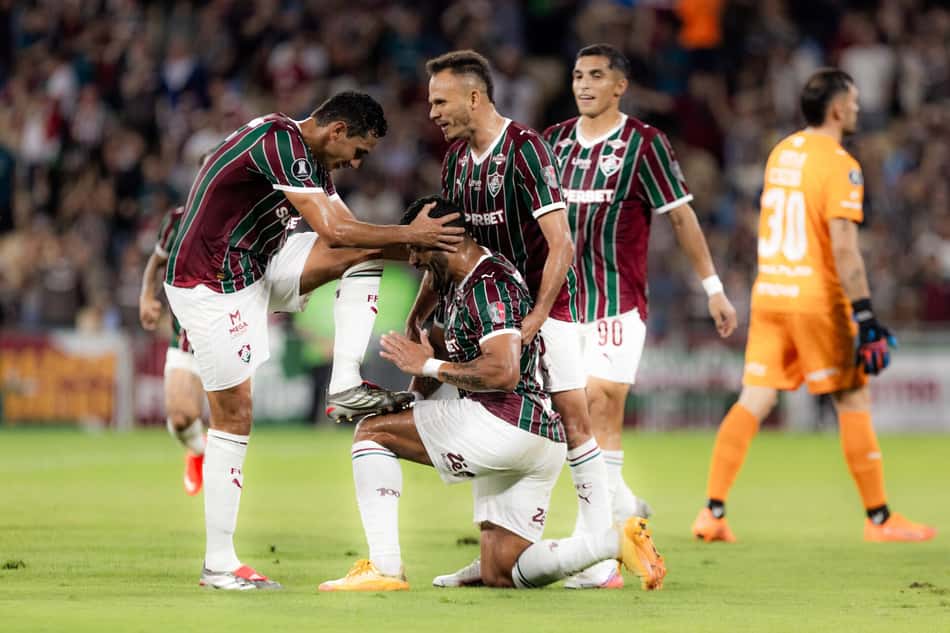Ganso e Hulk comemoram gol em Fluminense x Platense