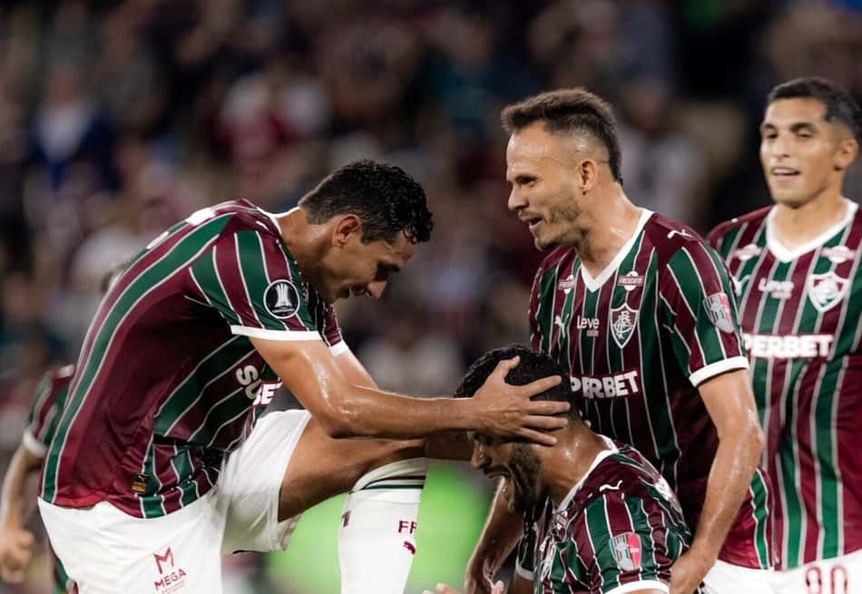 Ganso e Hulk comemoram gol em Fluminense x Platense