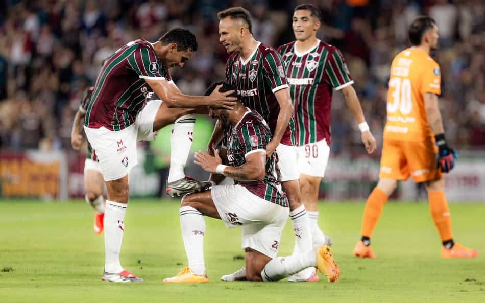 Ganso e Hulk comemoram gol em Fluminense x Platense