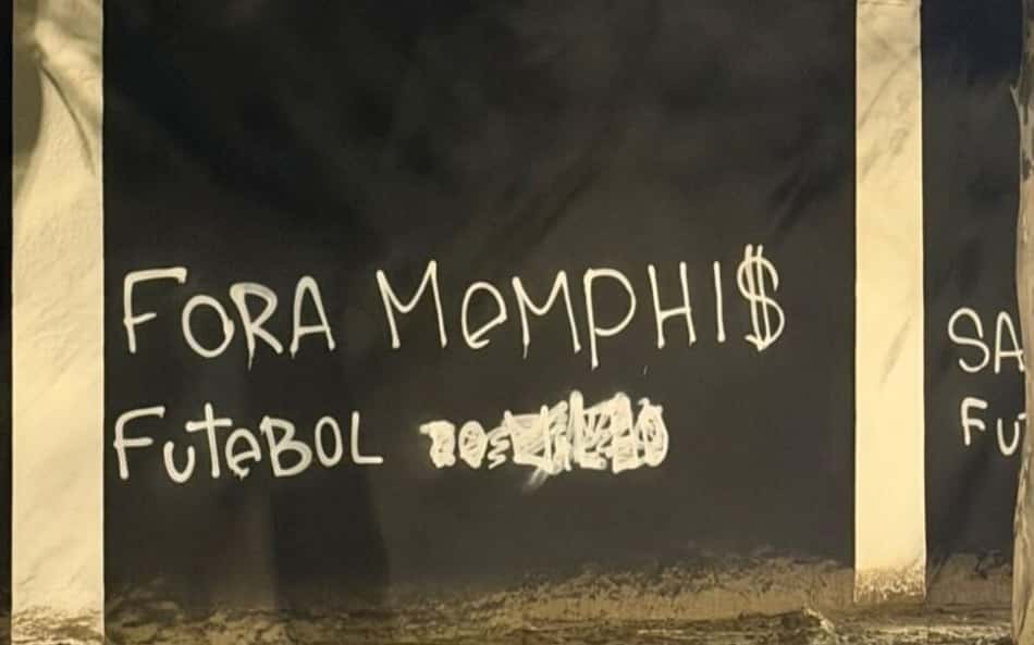 Fora Memphis pichado nos muros do corinthians (Foto: Reprodução/ /TV Alambrado Alvinegro)