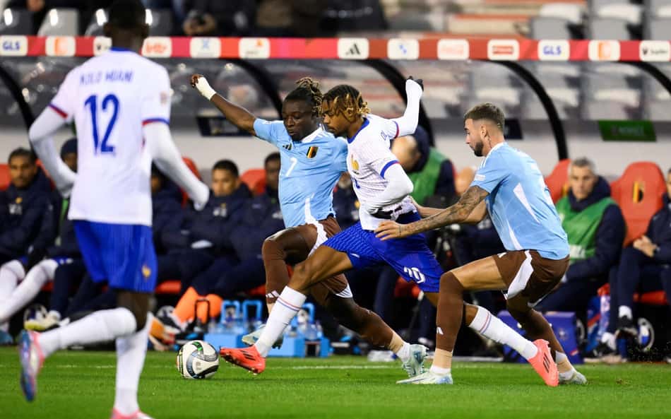 Jérémy Doku e Bradley Barcola disputam bola em Bélgica x França pela Liga das Nações. (Foto: John Thys/AFP)