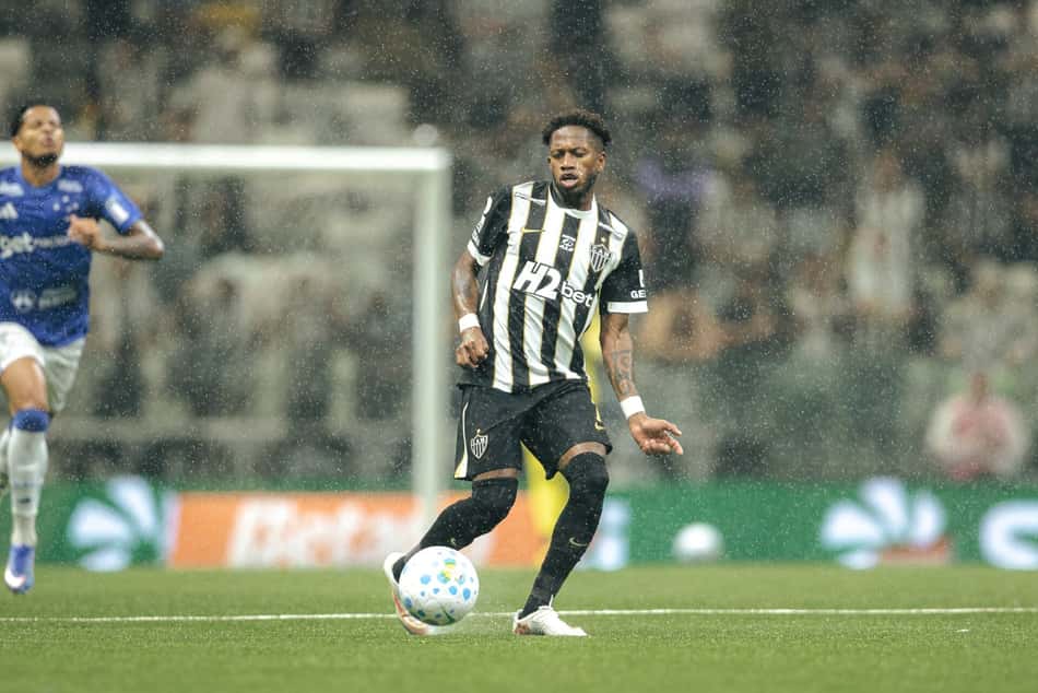 Fred dando passe em Atlético x Cruzeiro (Foto: Pedro Souza / Atlético)