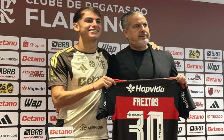 Joaquín Freitas segura camisa do Flamengo com José Boto