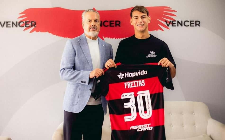 Joaquín Freitas ao lado de José Boto, dirigente do Flamengo