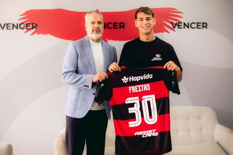 Joaquín Freitas ao lado de José Boto, dirigente do Flamengo