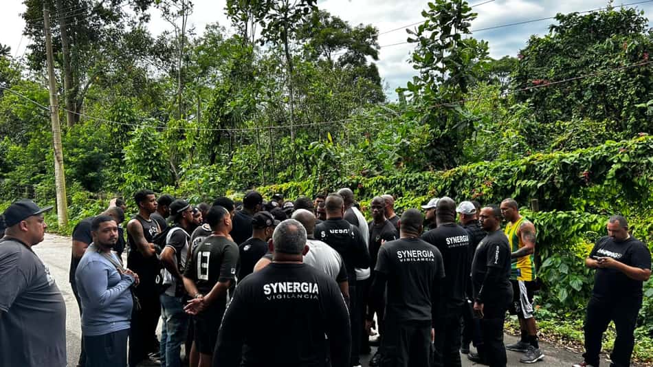 Torcida do Botafogo protestou no CT Lonier