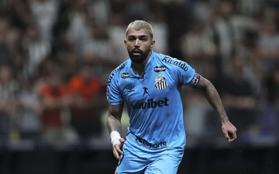 Gabigol correndo com a camisa azul do Santos