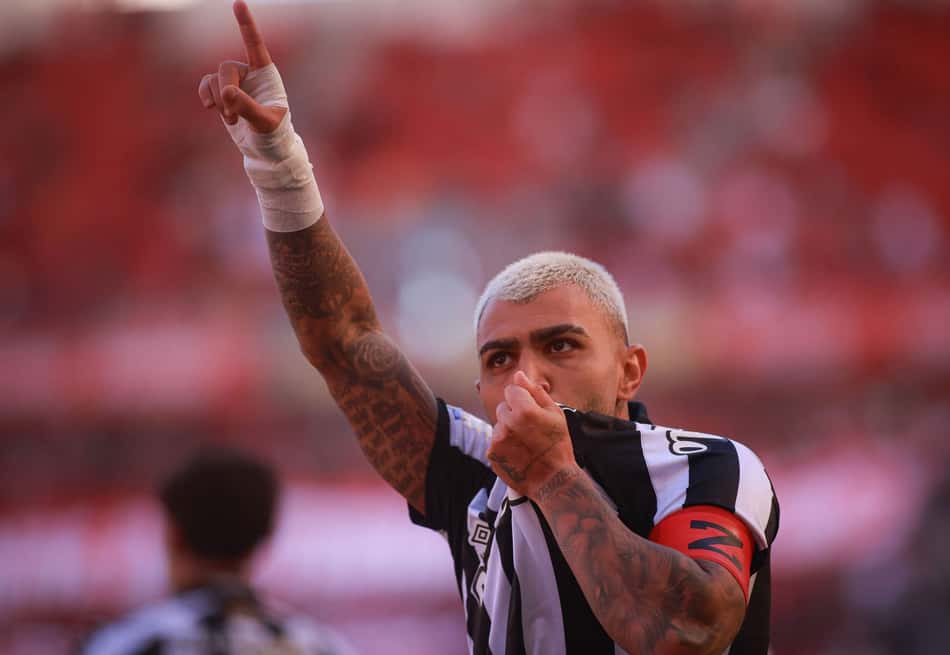 Gabigol, do Santos, comemorando gol contra o Internacional