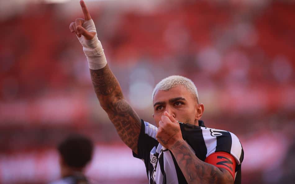 Gabigol, do Santos, comemorando gol contra o Internacional