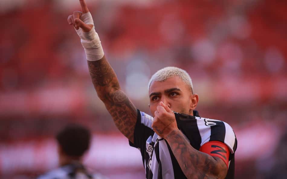 Gabigol, do Santos, comemorando gol contra o Internacional