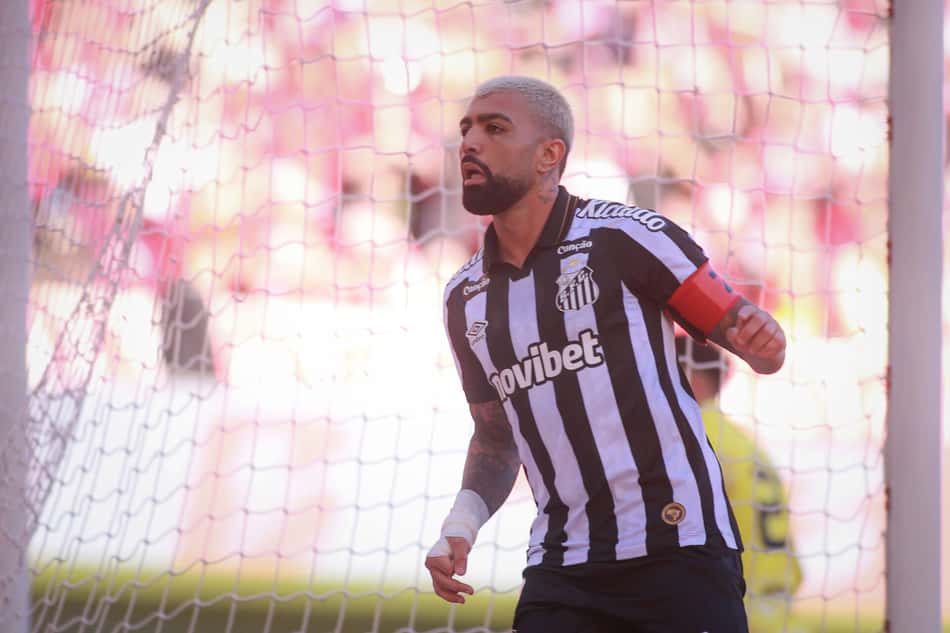 Gabigol dentro do gol em Internacional x Santos