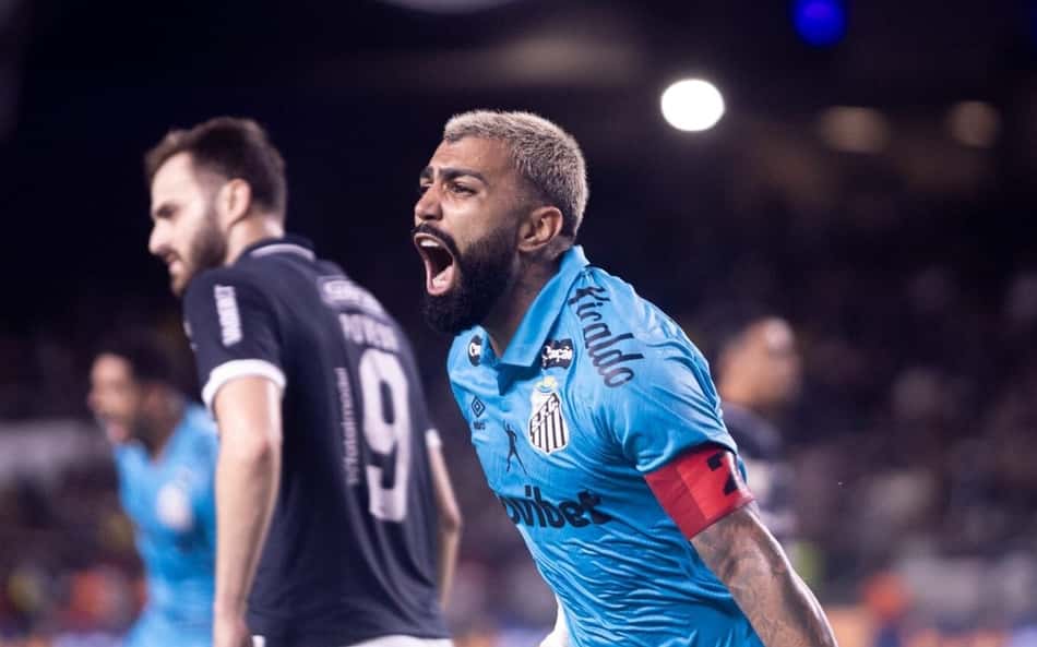 Gabigol gritando de camisa azul do Santos
