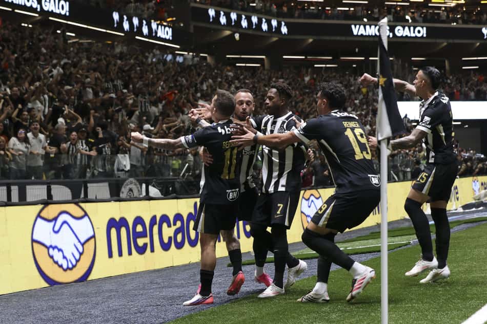 Jogadores do Atlético-MG abraçados na Arena MRV